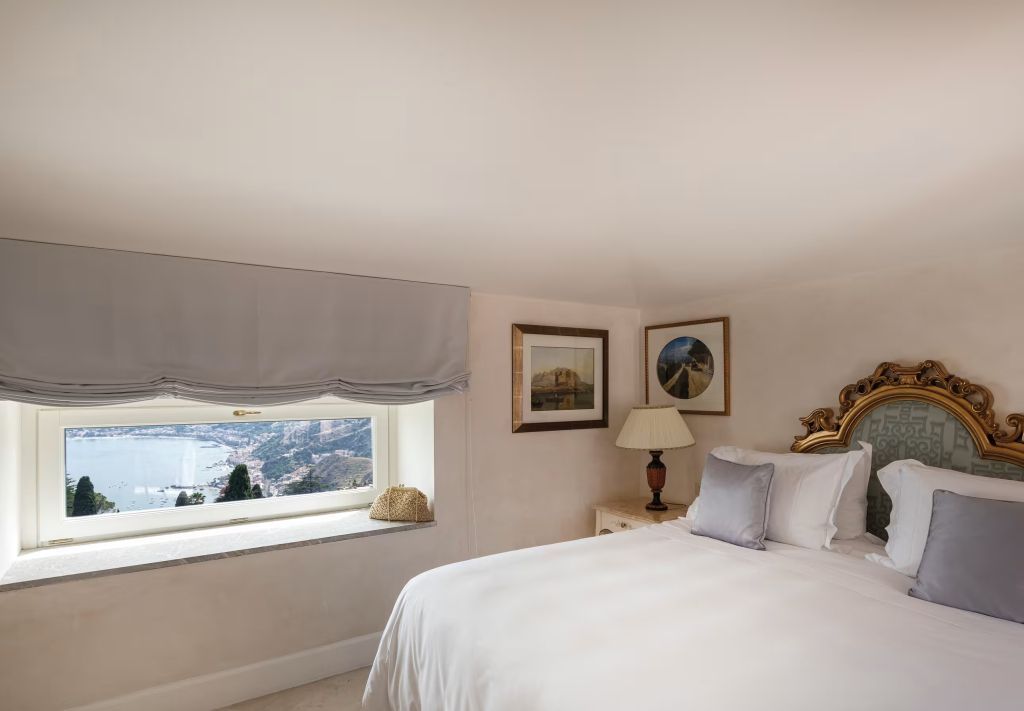 Deluxe Junior-Suite mit Meerblick. Elegantes Doppelbett und Kunst über dem Fenster.