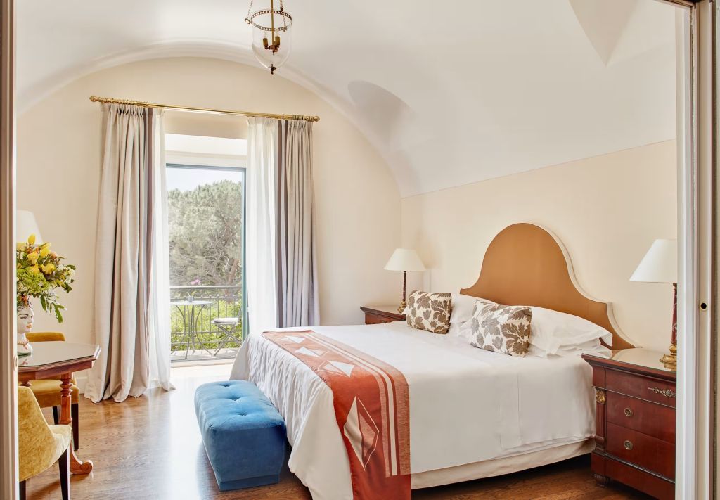 Geräumiges Schlafzimmer mit Doppelbett und Balkon mit Blick auf das Meer