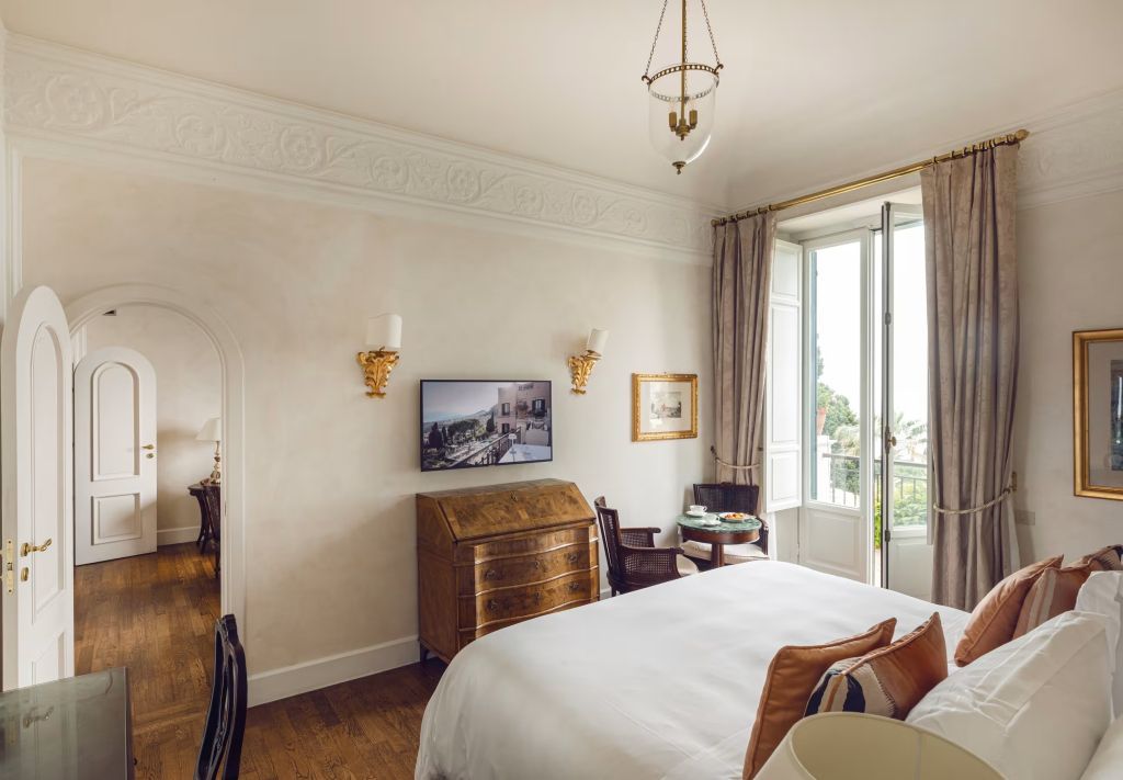 Klassisch eingerichtetes Hotelzimmer mit Balkon und Meerblick