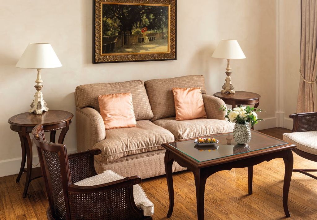 Sitzecke mit Sofa und Kunstwerk an der Wand im Hotelzimmer