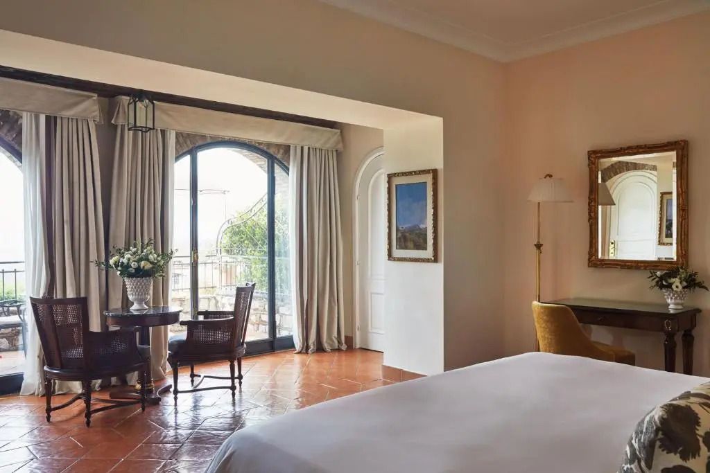 Gemütliches Zimmer mit Zugang zum Balkon und Blick auf die Landschaft