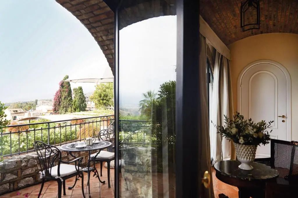 Terrasse mit Sitzgelegenheiten und Blick auf das Meer und Pflanzen