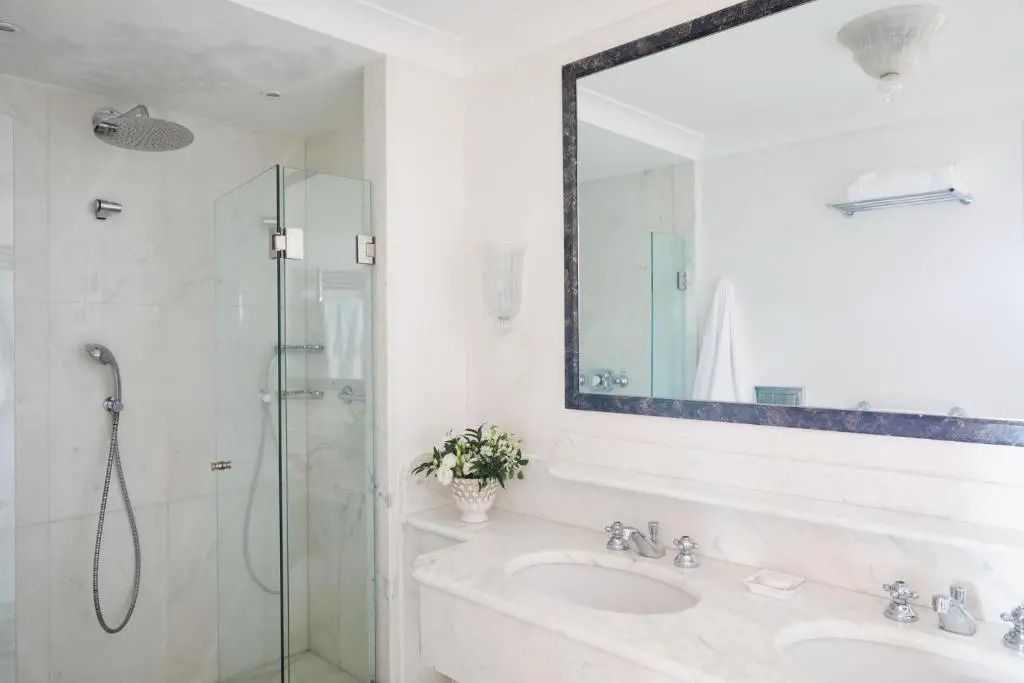 Modernes Badezimmer mit großer Dusche und Marmordetails