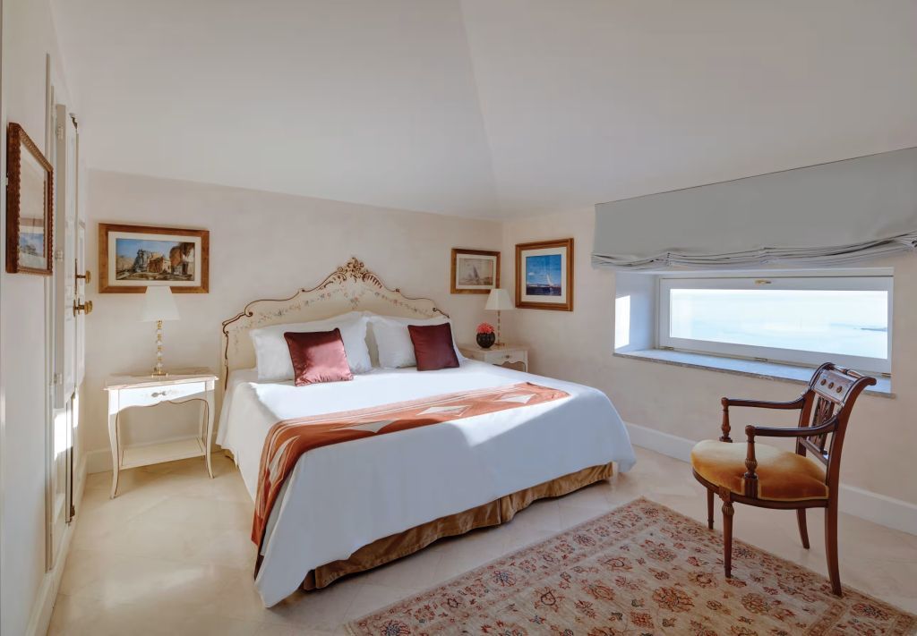 Elegantes Schlafzimmer mit Doppelbett und stilvoller Einrichtung mit Kunstwerken.