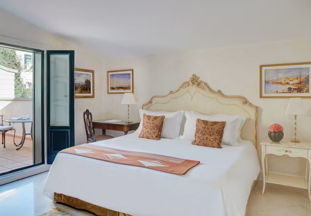 Luxuriöses Schlafzimmer mit Bett und edlen Kissen, klassisch elegant eingerichtet.