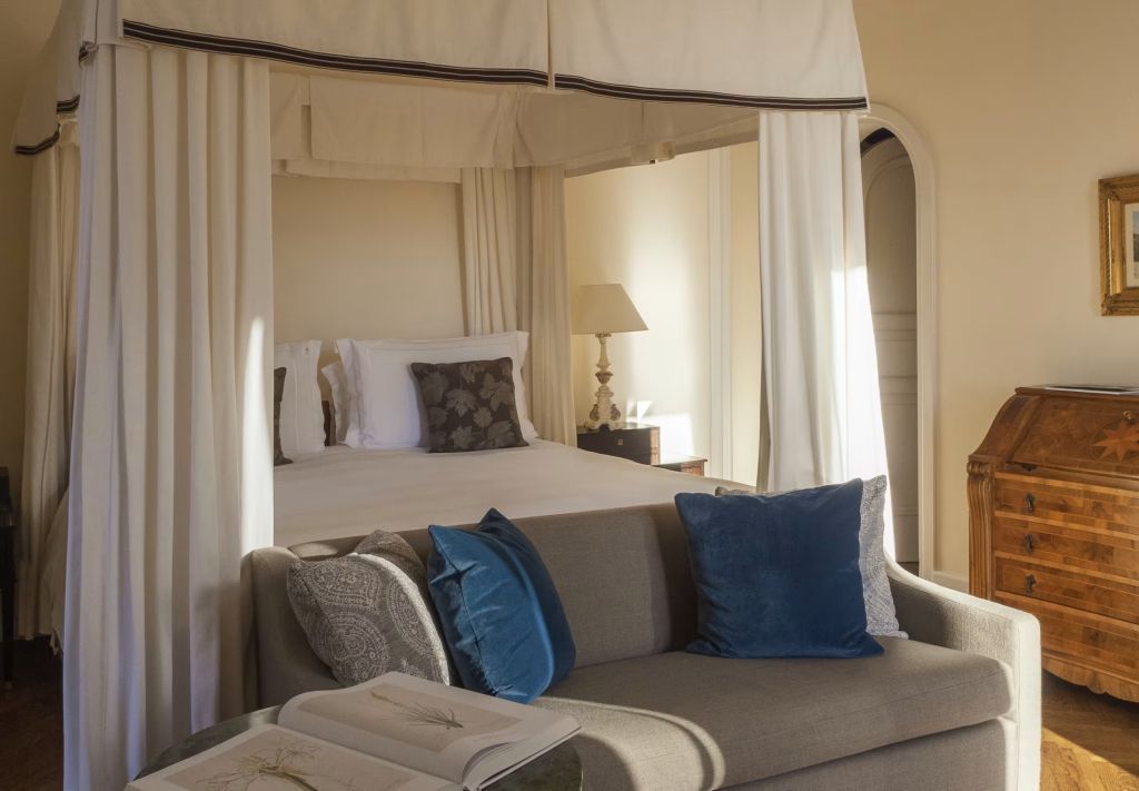 Elegante Hotelsuite mit Himmelbett und gemütlicher Sitzecke