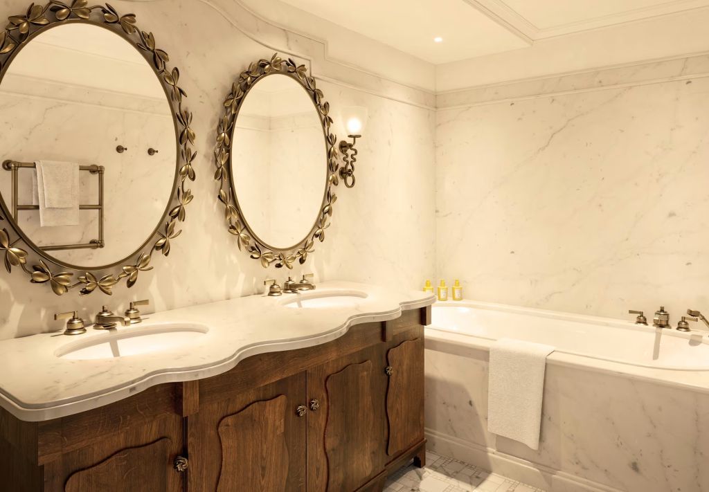 Elegantes Badezimmer mit Doppelwaschbecken und Badewanne