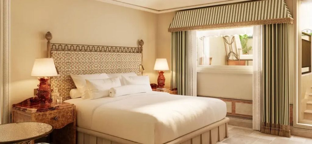 Elegantes Superior Doppelzimmer mit großem Bett und warme Beleuchtung