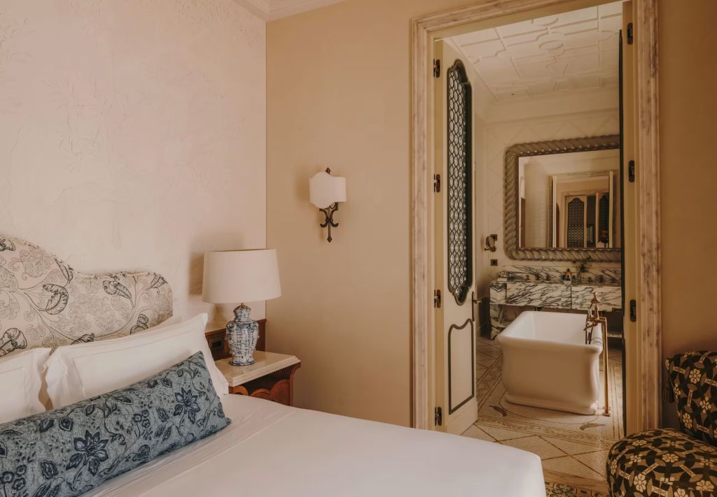 Elegantes Schlafzimmer mit Doppelbett und Blick ins stilvolle Badezimmer