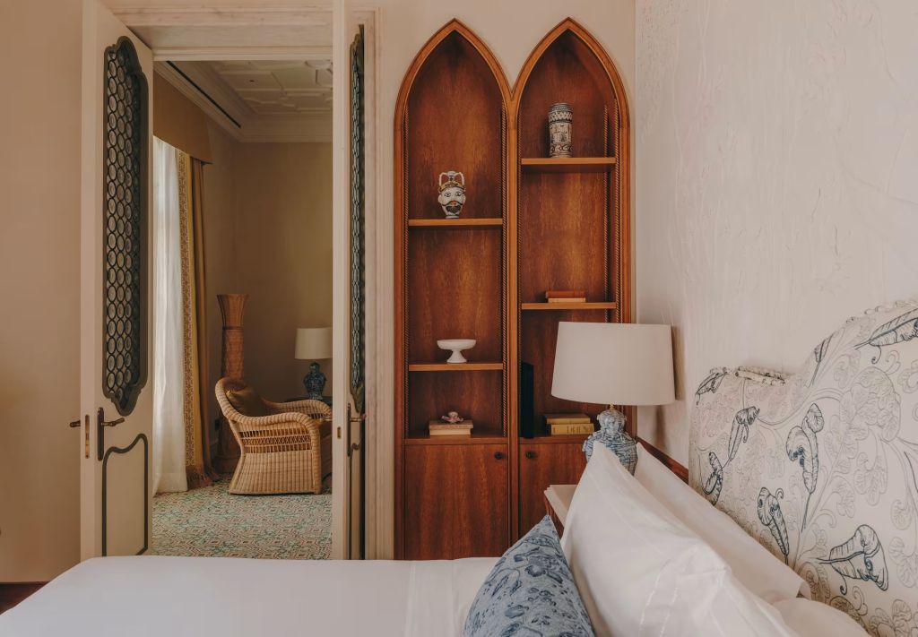 Holzregale und gemütlicher Sitzbereich in der Suite