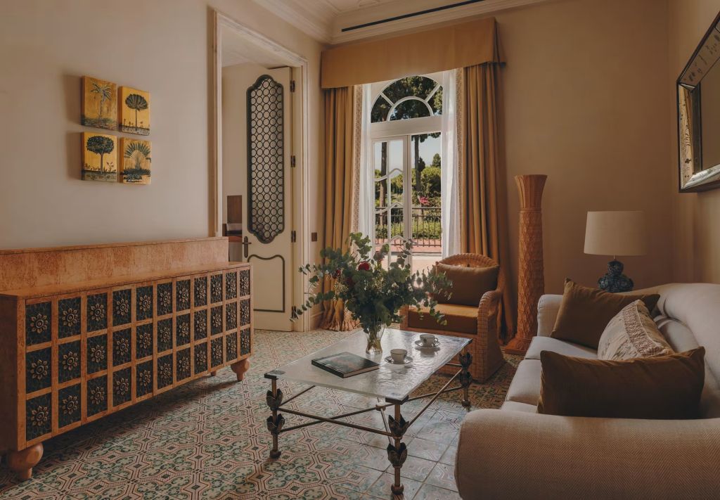 Helle Suite mit stilvoller Einrichtung und Blick auf Garten
