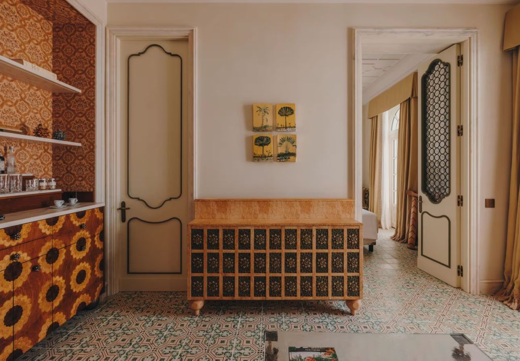 Flur mit dekoriertem Schrank und stilvollen Details