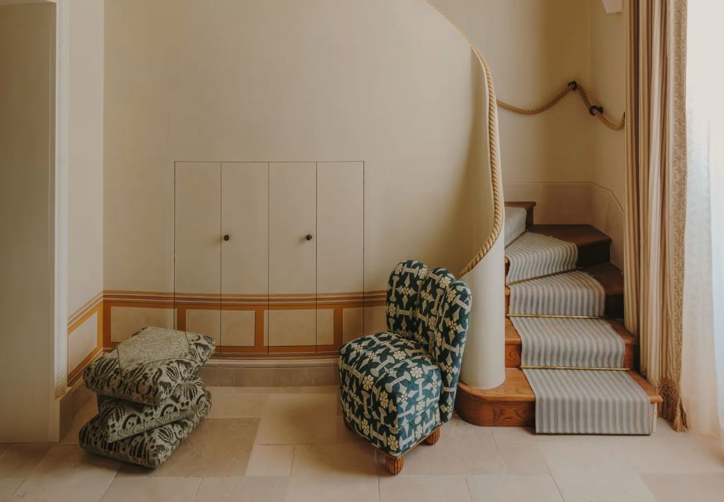 Treppe in einer Junior-Suite mit gepolsterten Stühlen im Grand Hotel Timeo.