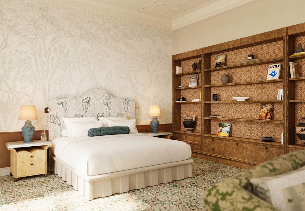 Elegantes Schlafzimmer mit Doppelbett, kunstvoller Tapete und Bücherregal.