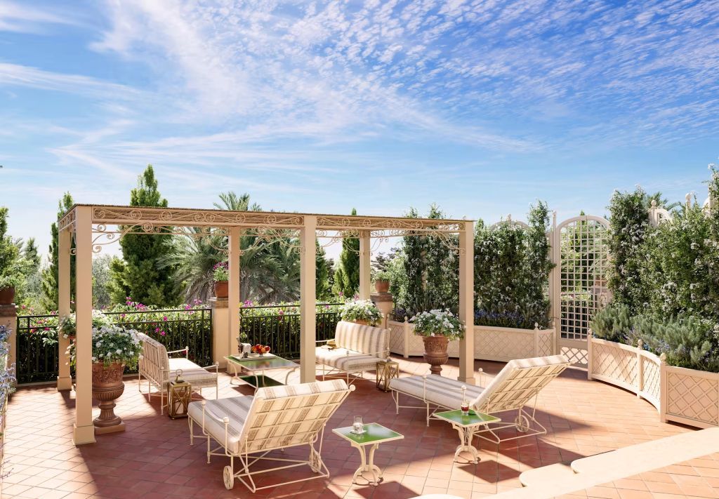 Garten-Terrasse mit bequemen weißen Sitzgelegenheiten und blühenden Pflanzen.
