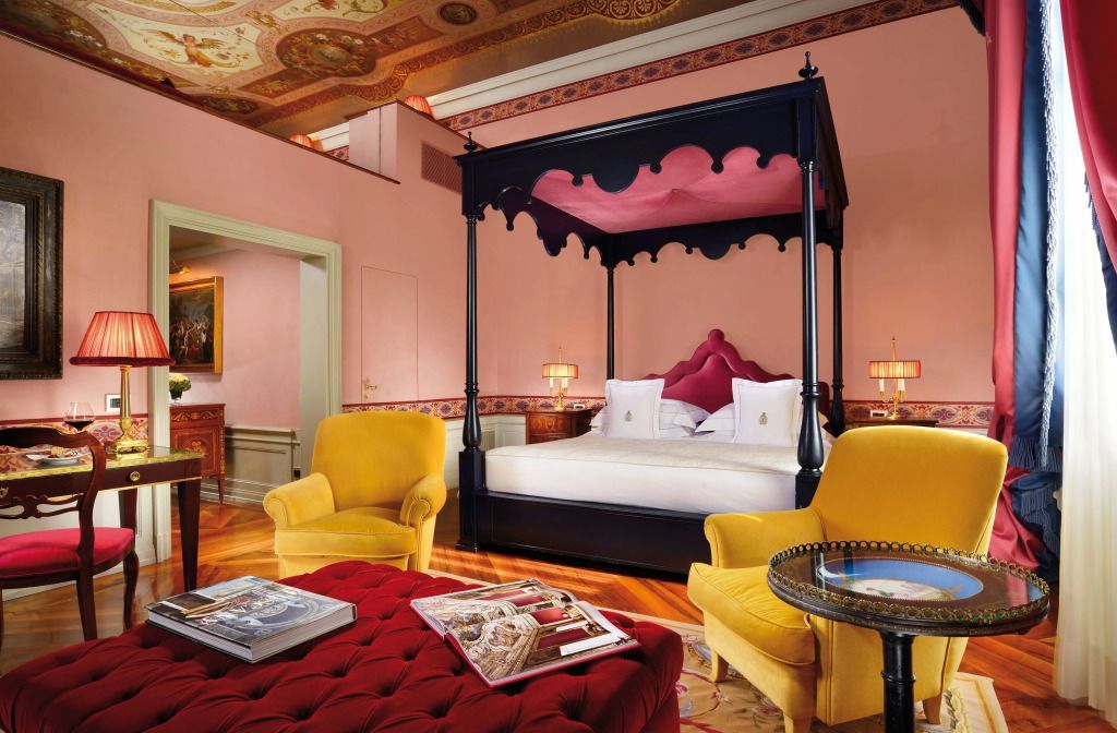 Elegantes Duplex Zimmer mit Himmelbett und stilvollen Möbeln