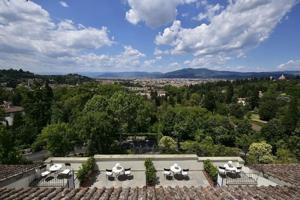 Atemberaubender Ausblick von der Terrasse auf grüne Gärten und die umliegende Landschaft