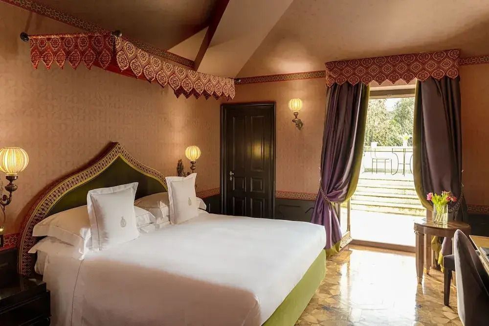 Helles Schlafzimmer mit Doppelbett und klassischer Einrichtung