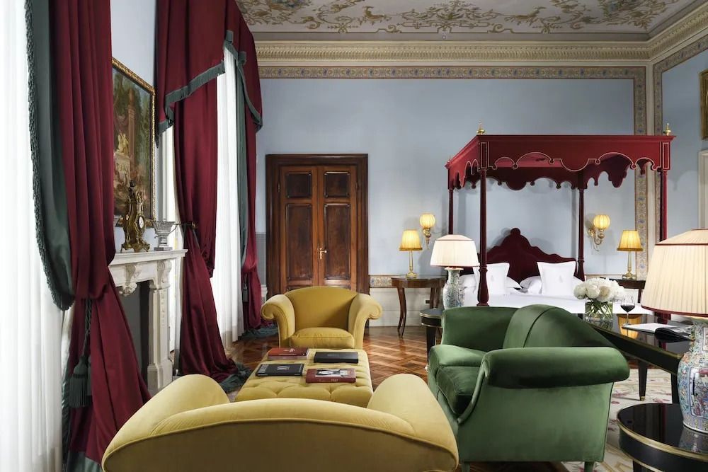 Opulente Sitzecke mit gelben und grünen Sesseln in klassischer Inneneinrichtung