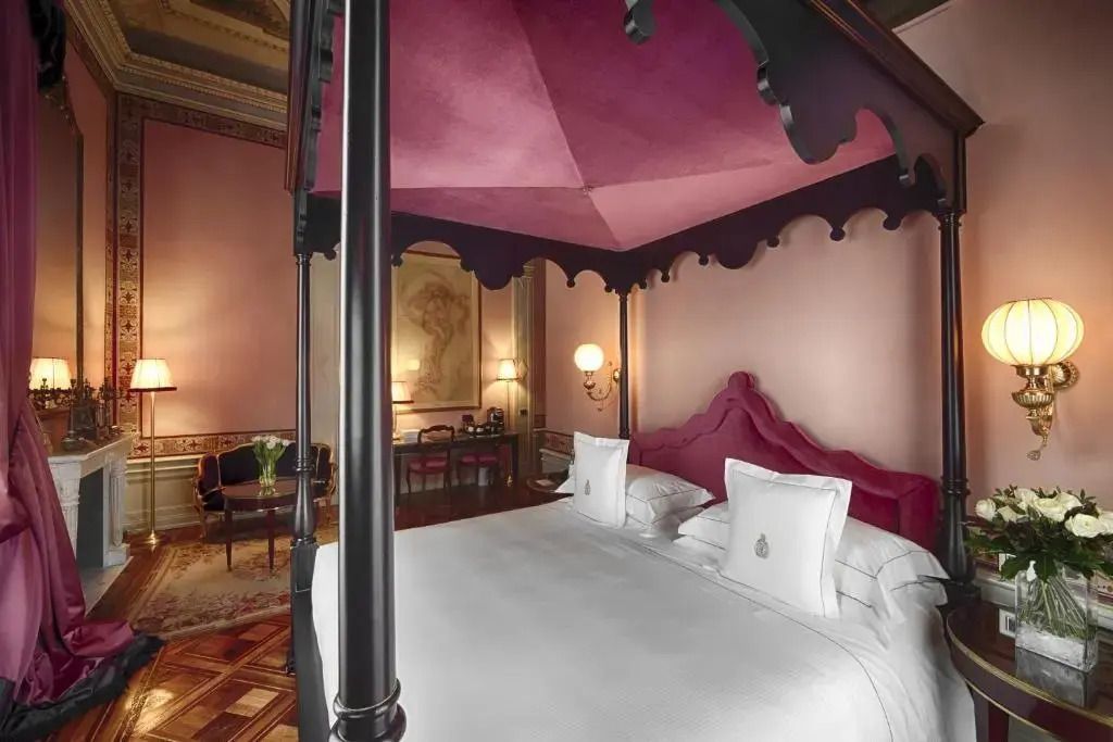 Detailansicht des Himmelbettes im eleganten Schlafzimmer der Junior-Suite