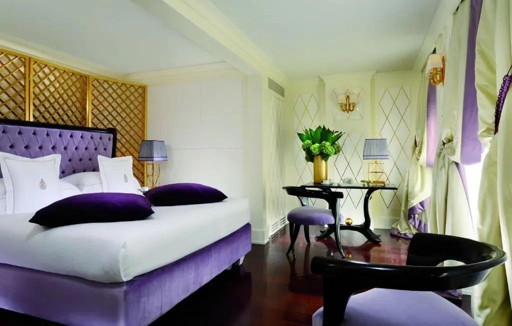 Modern eingerichtetes Zimmer mit lila Akzenten und stilvoller Dekoration in der Junior-Suite