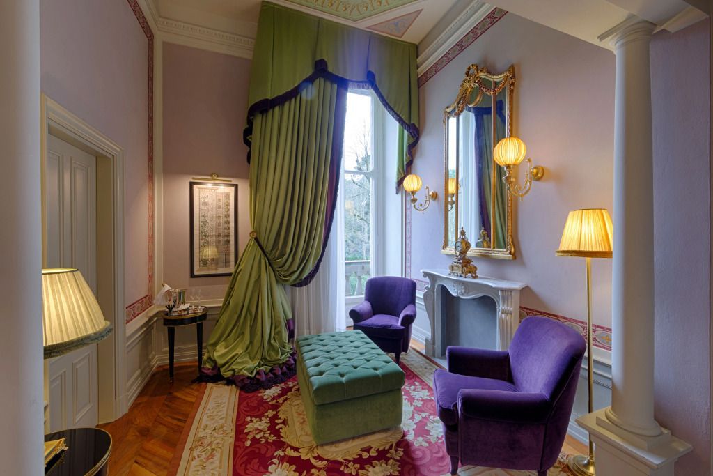 Elegante Sitzecke mit Samtsesseln und hoher Decke im klassischen Stil