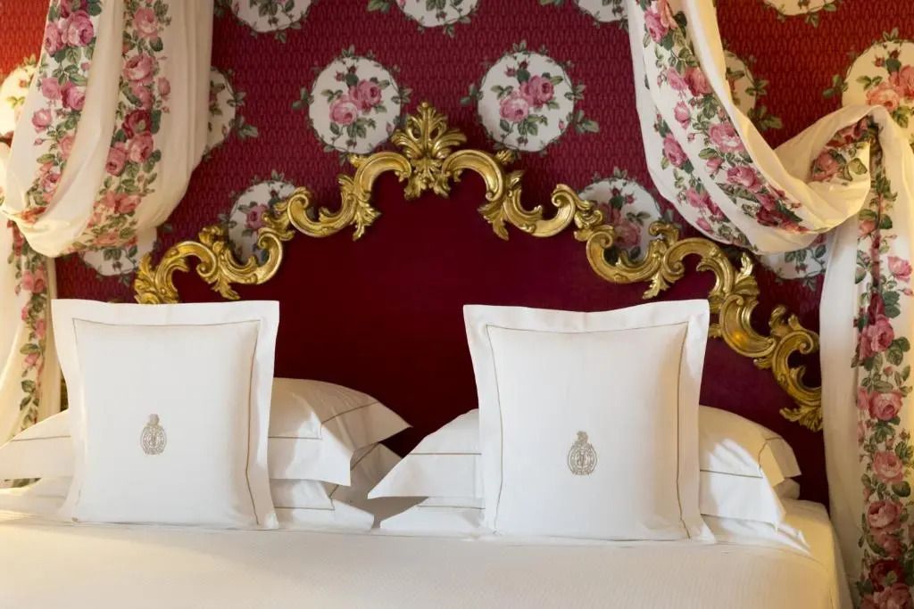 Detailaufnahme von luxuriösen Kissen mit floralem Hintergrund
