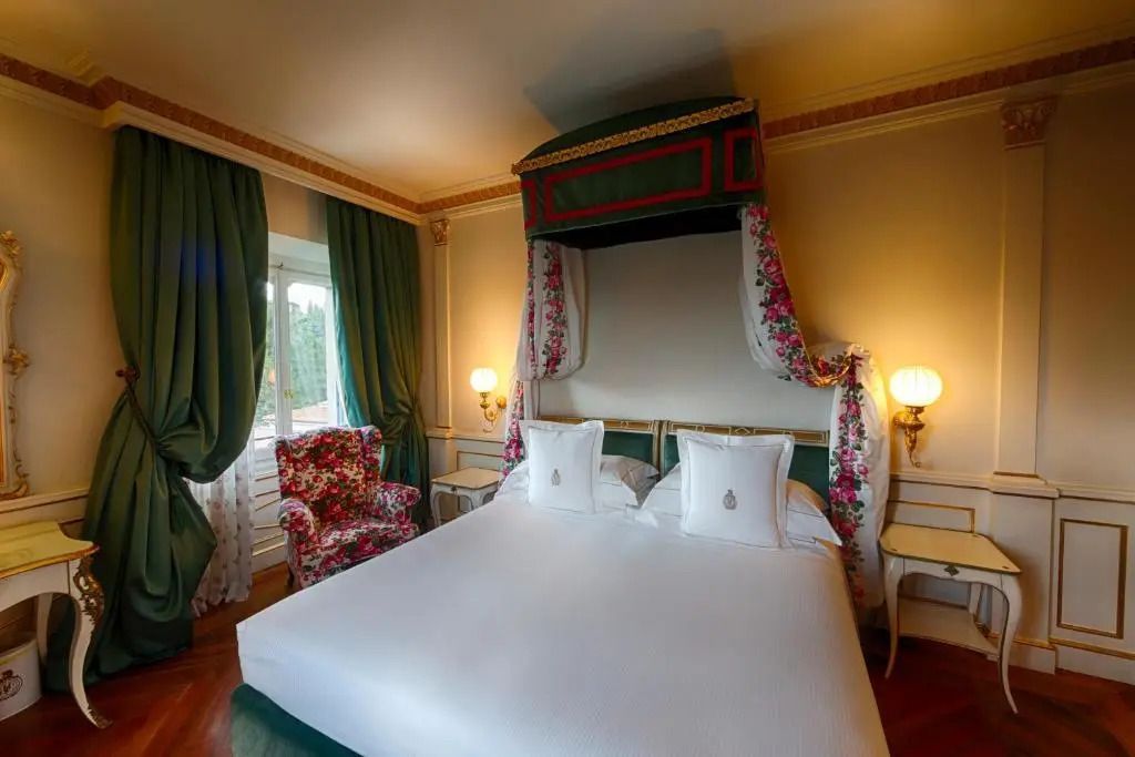 Elegantes Doppelzimmer mit Baldachinbett und üppigen Vorhängen