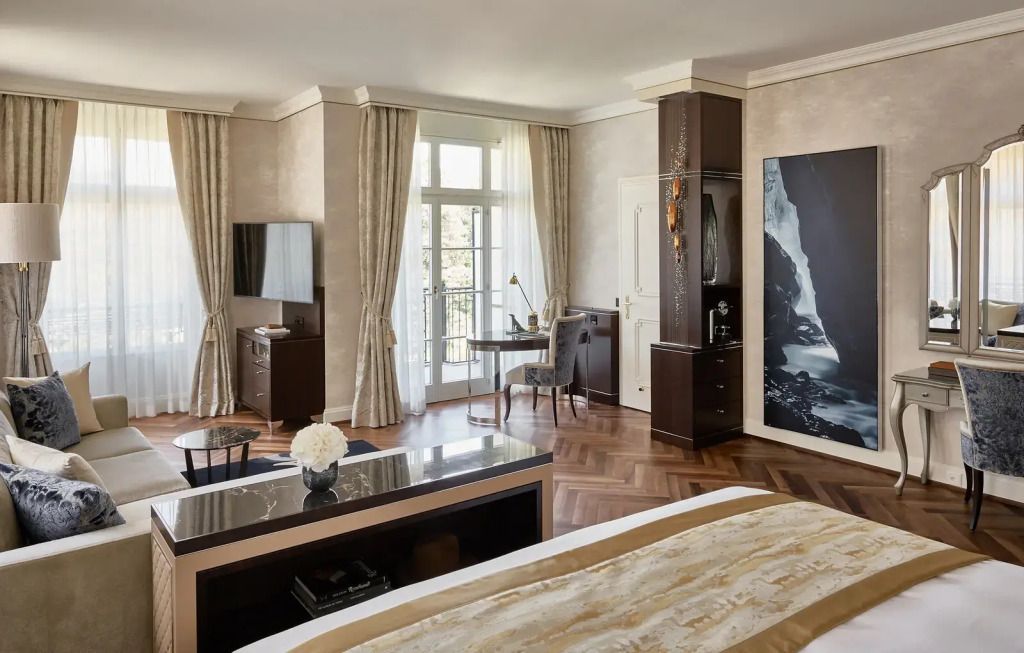 Elegante Junior-Suite mit Doppelbett und Blick auf Balkon