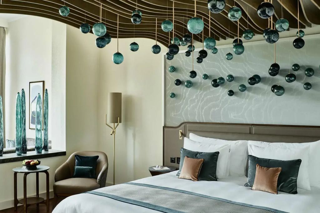 Stilvolles Schlafzimmer mit modernem Design und dekorativen Elementen an der Decke