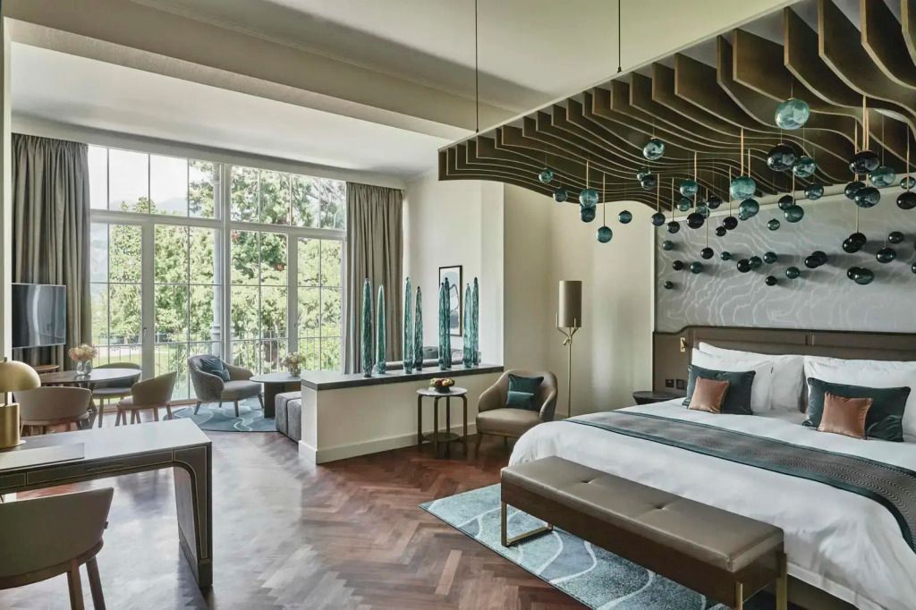 Geräumige Suite mit elegantem Interieur und großen Fenstern