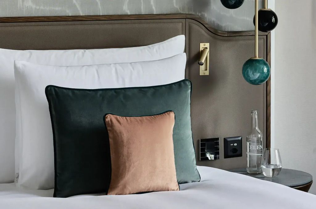 Detailansicht von dekorativen Kissen auf einem luxuriösen Bett im Hotelzimmer