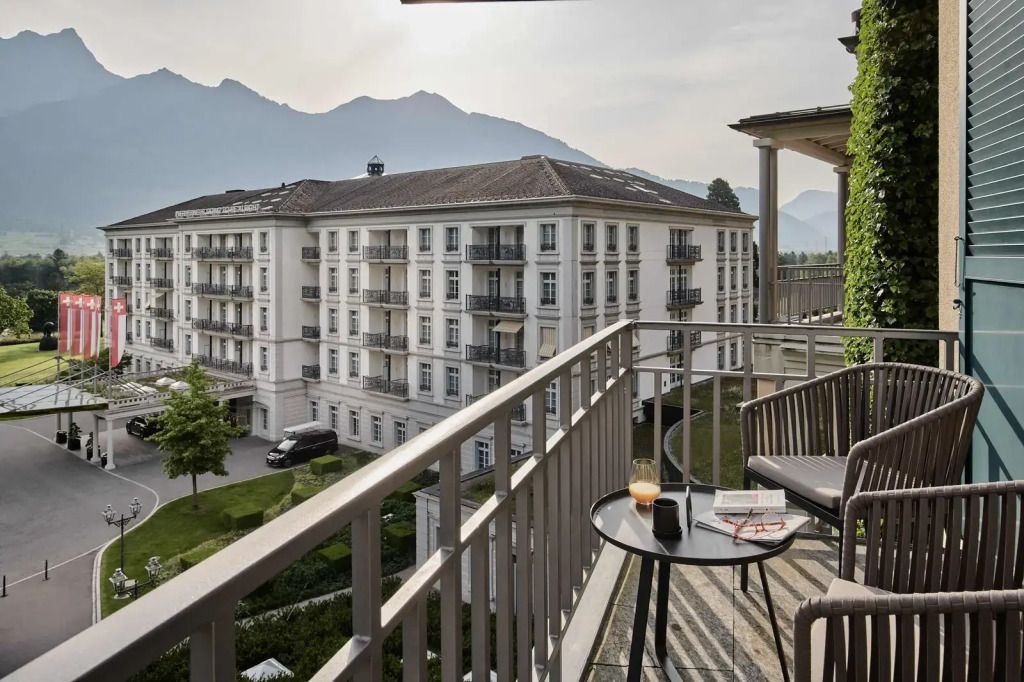 Balkon mit schöner Aussicht auf umgebende Berglandschaft und Hotelgebäude