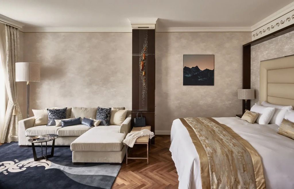 Komfortable Sitzecke neben dem Doppelbett in einem luxuriösen Zimmer