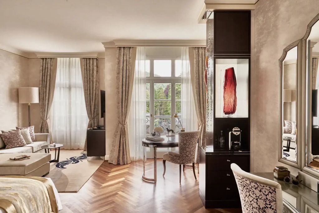 Großzügiger Raum mit zwei Sitzbereichen und klassischem Innendesign