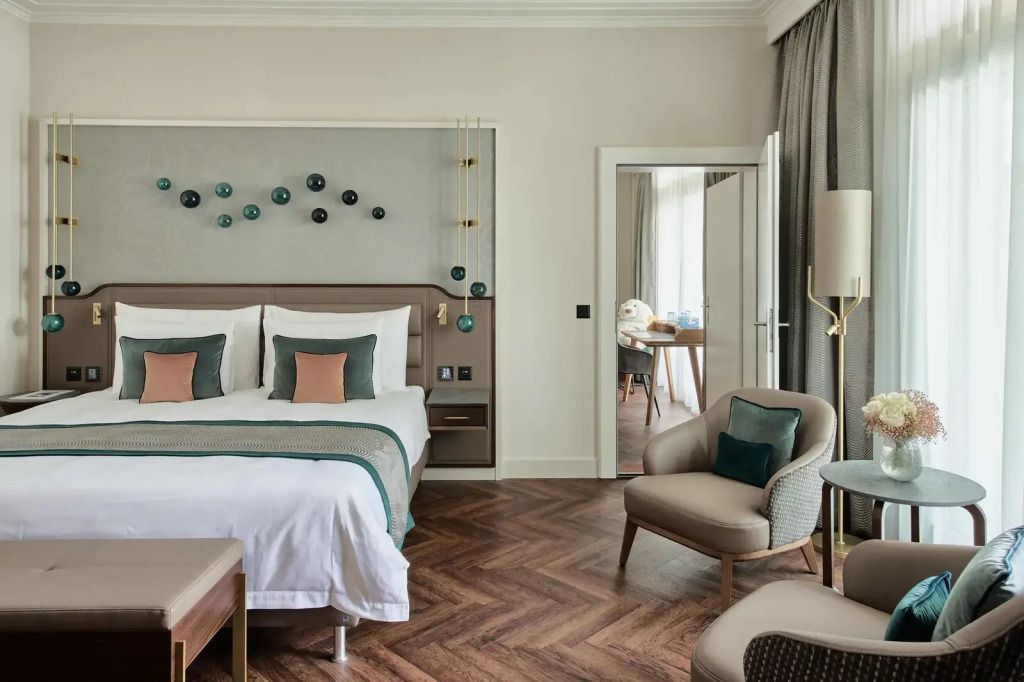 Elegantes Hotelzimmer mit großem Bett und stilvoller Dekoration