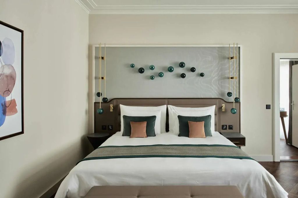 Modernes Doppelbett mit eleganten Akzenten und weichen Kissen