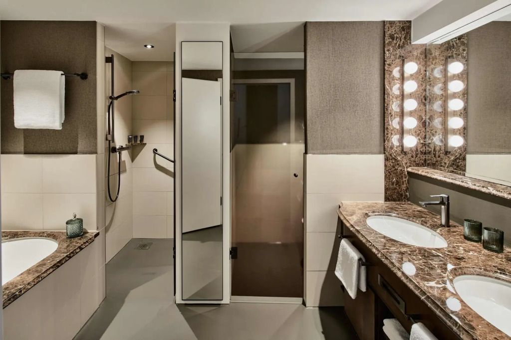 Luxuriöses Badezimmer mit eleganter Beleuchtung und Marmordetails