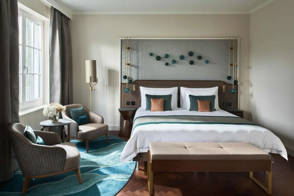 Geräumiges Doppelzimmer mit Doppelbett und modernen Möbeln im Grand Resort Bad Ragaz