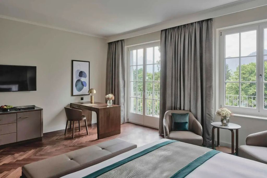 Zimmer im Grand Resort mit Schreibtisch und gemütlicher Sitzecke