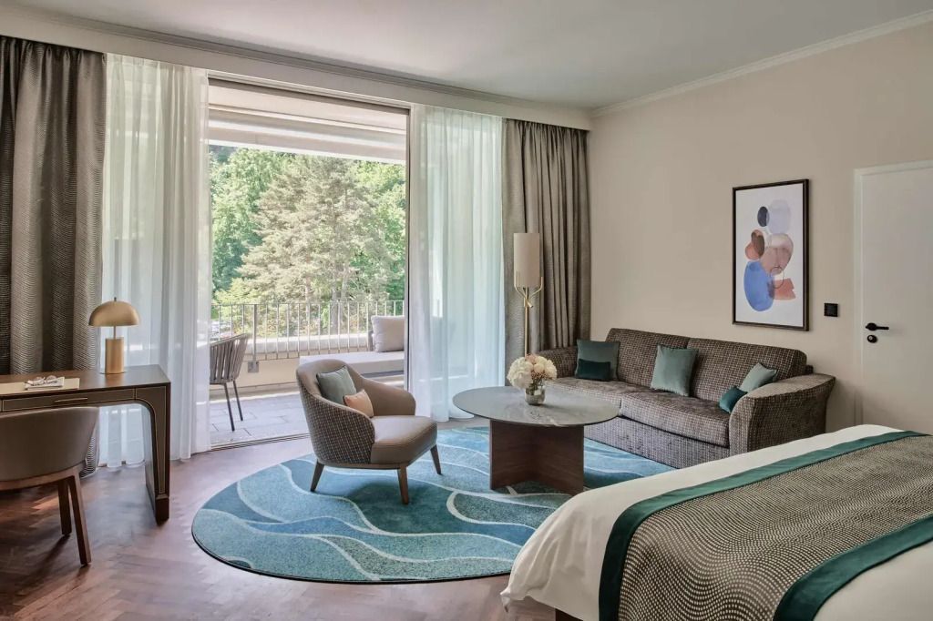 Modernes Hotelzimmer mit Sofa und Zugang zur Terrasse