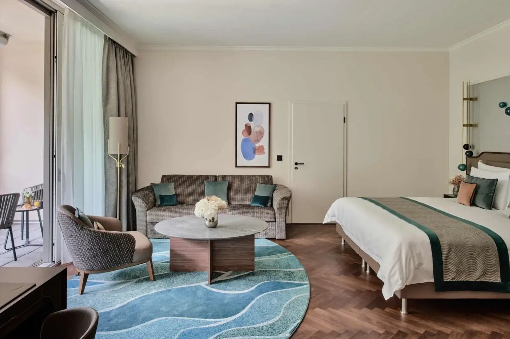 Elegantes Doppelzimmer mit modernem Design und gemütlicher Sitzecke