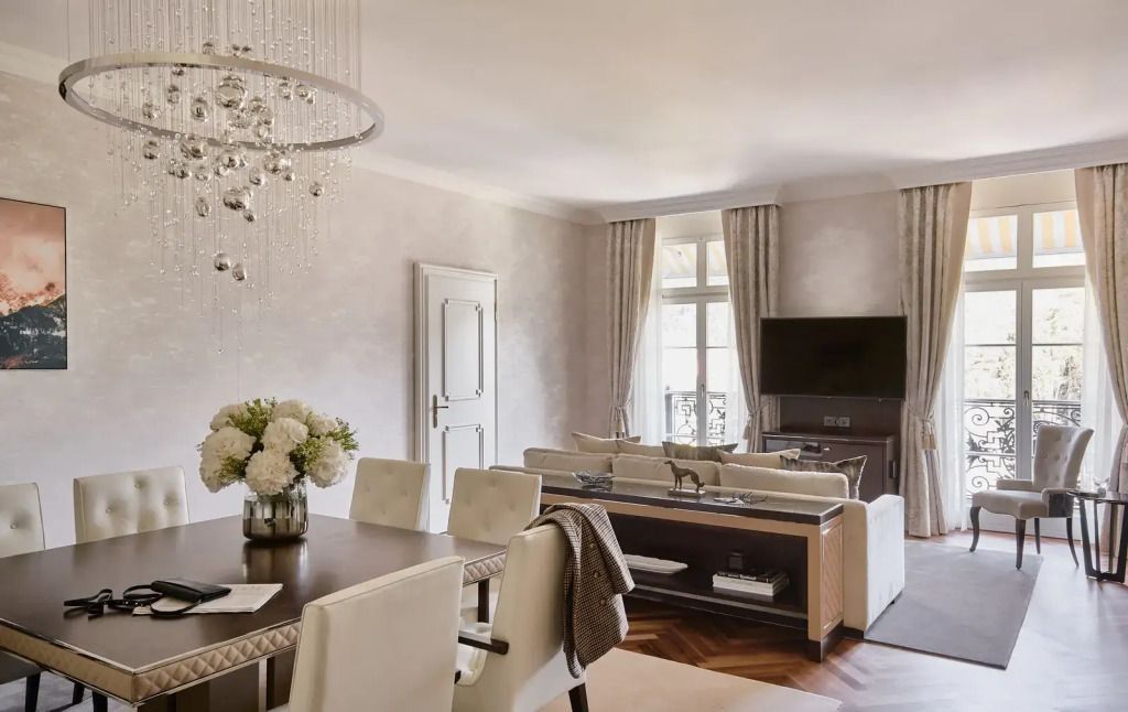 Luxuriöse Suite mit Esstisch und modernen Möbeln in der Grand Quellenhof Doppel Suite