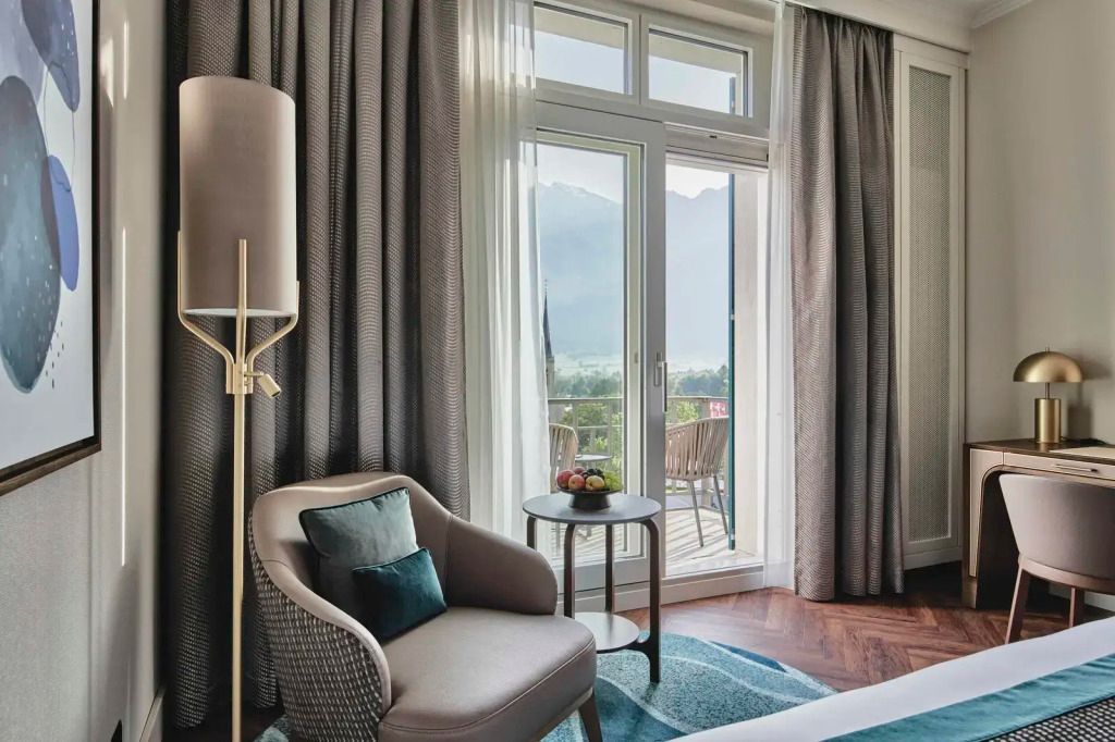 Helles Zimmer mit Balkon und Bergblick im Komfort Hof Ragaz Doppelzimmer