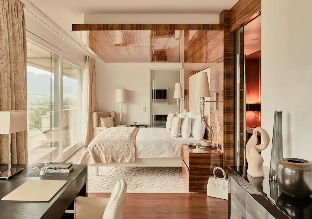 Luxuriöses Schlafzimmer in der Penthouse Spa Suite mit elegantem Interieur und großen Fenstern