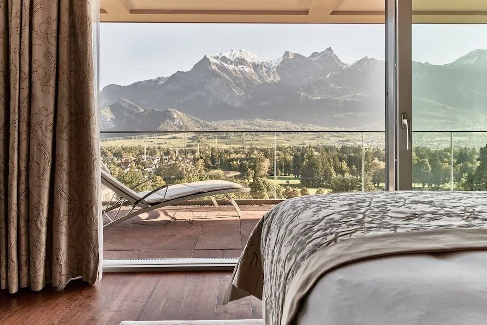 Spektakulärer Panoramablick auf die Alpen von der Terrasse der Penthouse Spa Suite