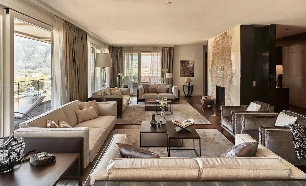 Geräumiges Wohnzimmer der Penthouse Spa Suite mit eleganten Möbeln und natürlichem Licht