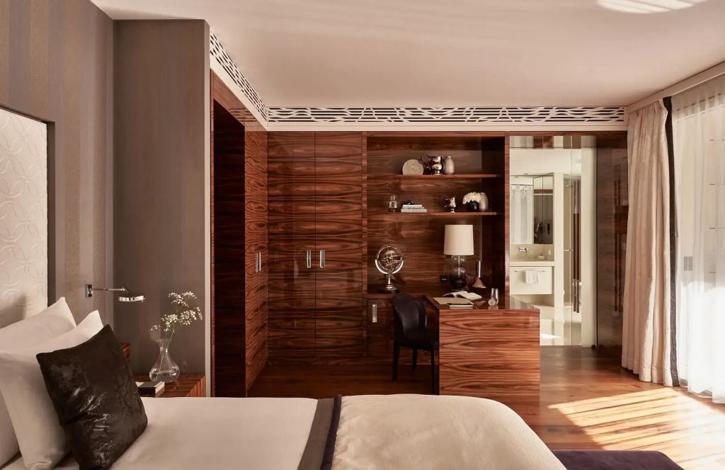 Luxuriöses Schlafzimmer mit Holzvertäfelung und Schreibtisch im Grand Resort Bad Ragaz
