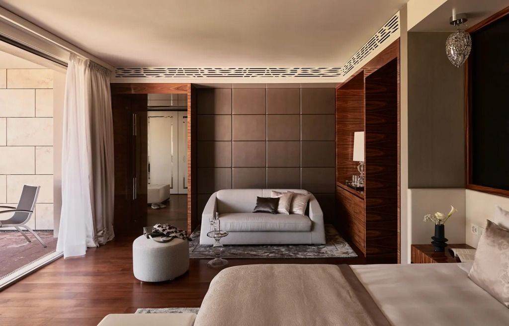 Suite mit einem gemütlichen Sofa und modernen Designelementen im Grand Resort Bad Ragaz