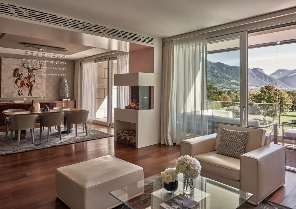 Helles Wohnzimmer mit Kamin und Bergblick im Grand Resort Bad Ragaz